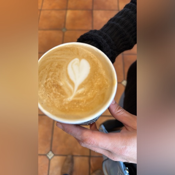 Meet your Posher, Madalynne ππ·βοΈπ°πͺ΄ - Picture 4 of 6